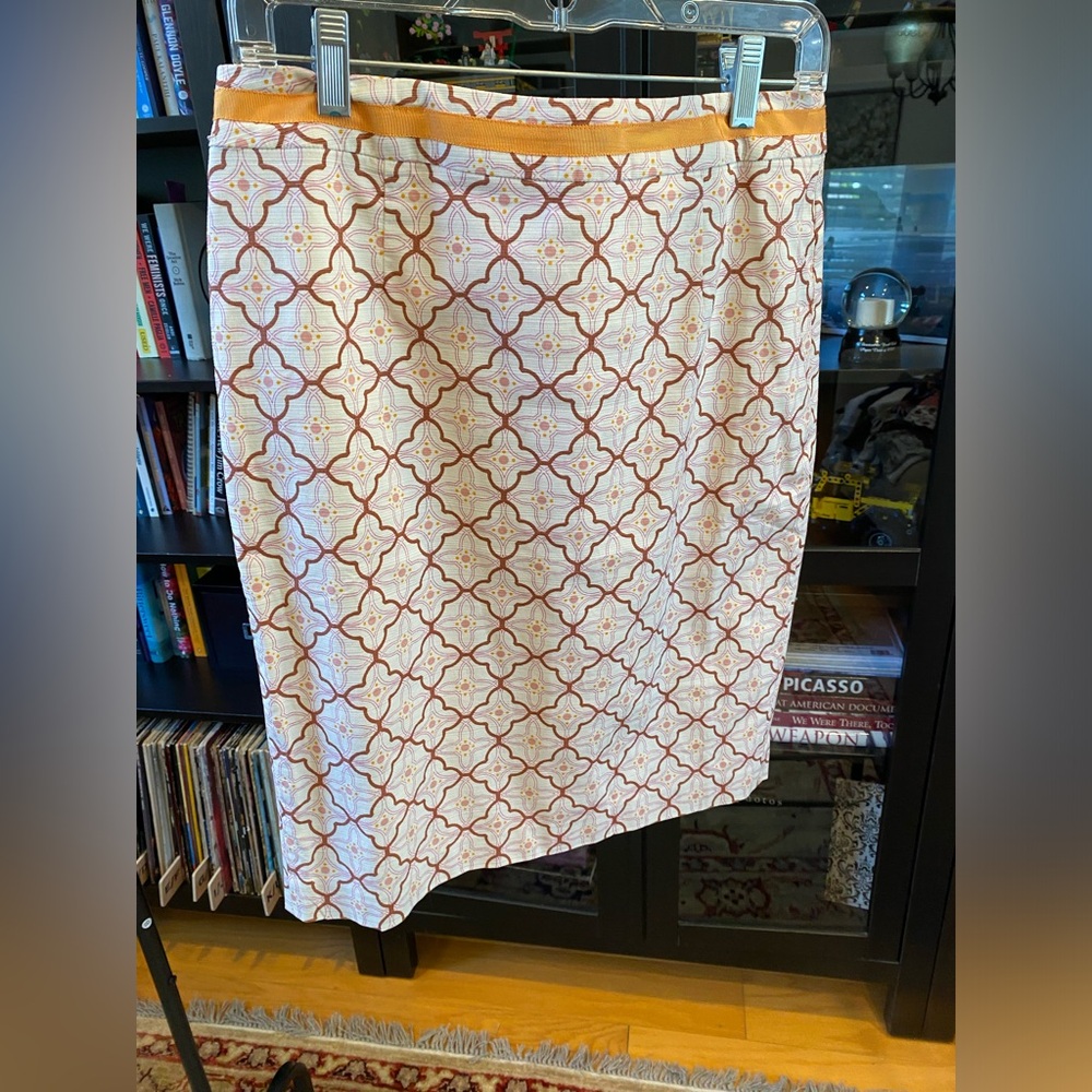 Boden Pencil Skirt. Size 8R. Ivory with gold trim.